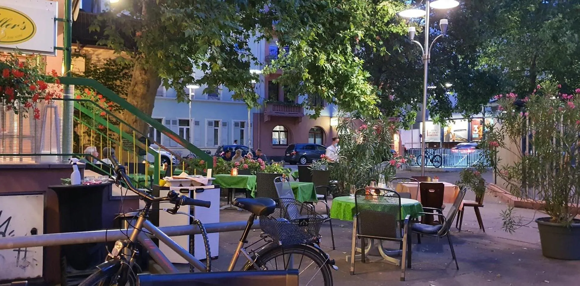 Helles Zimmer Mit Kingsize-Bett City Airport City Airport Mannheim Privatunterkunft